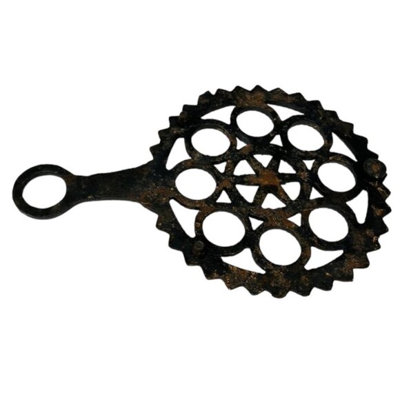 Vintage Cast Iron Handled Trivet Pot Holder Round Geometric Pattern Kitchen Art - Picture 4 of 5